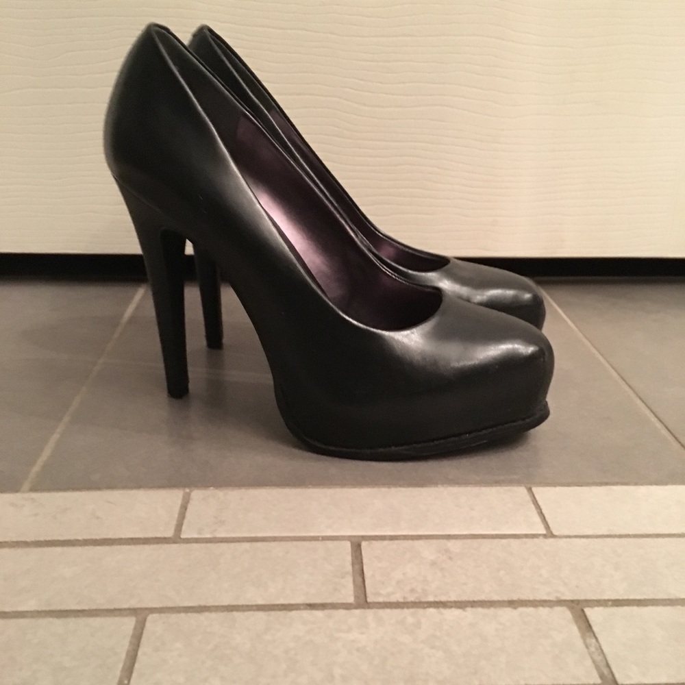 Size 7 Simply Vera Black Leather Pumps